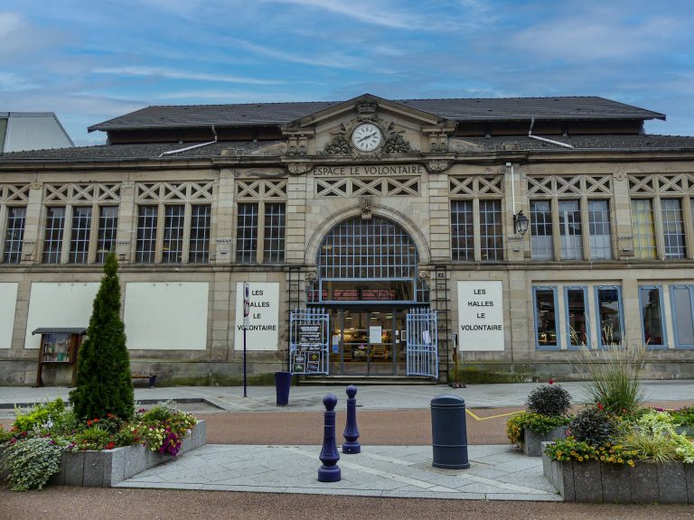 Façade avant du bâtiment Les Halles Le Volontaire