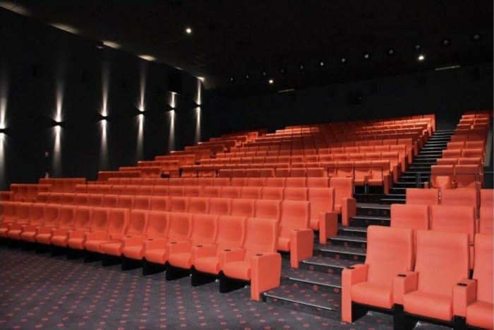 Salle du cinéma Majestic assez grande avec beaucoup de fauteuil rouges