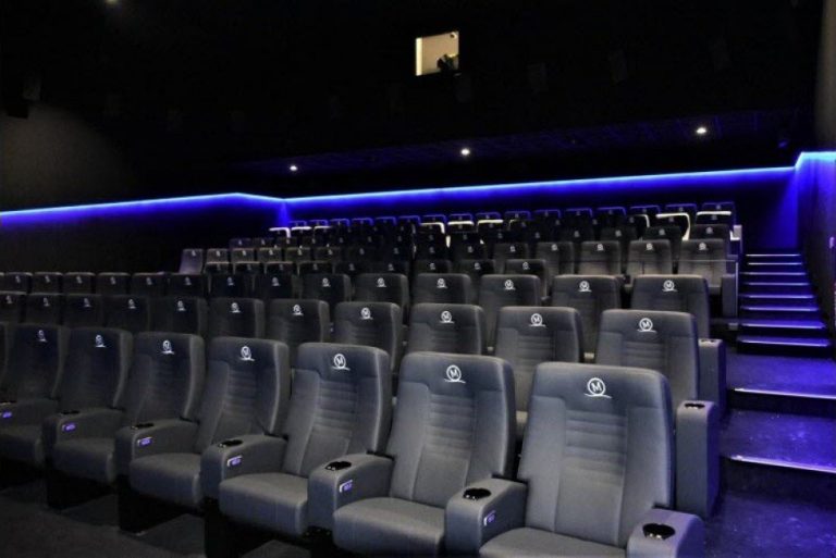 Photo de la Salle dite Quot Premium qui offre La possibilité aux spectateurs de charger leur téléphone et d'Incliner leur fauteuil