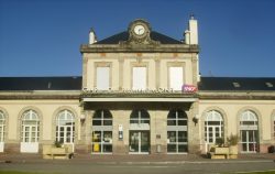 Vue sur la façade avant de la Gare de Remiremont avec un grand ciel bleu