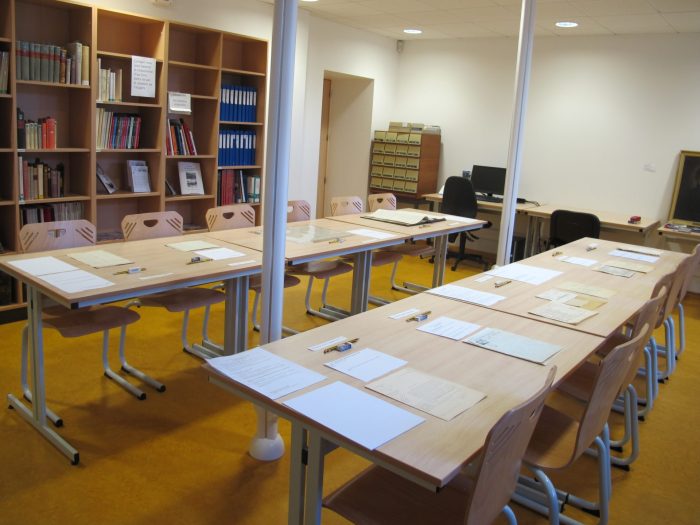 Salle de lecture des archives de Remiremont avec des documents préparés pour les élèves