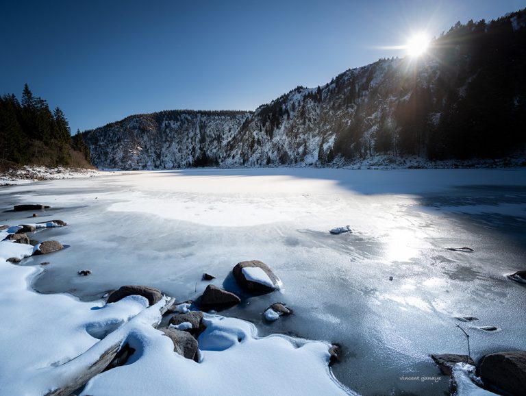Lac gelé des Vosges avec de la neige et au soleil