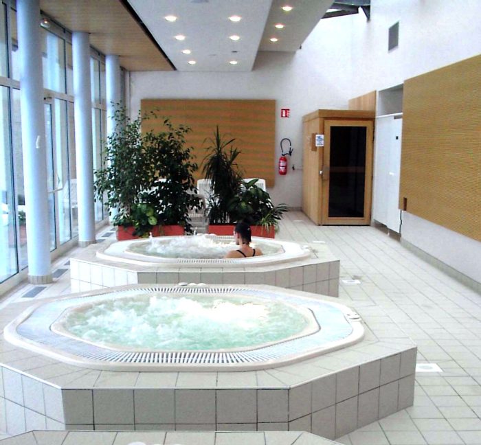 Photo de deux des jacuzzis de la piscine