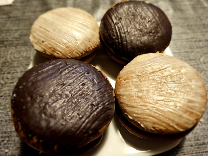 Quatre nonettes, petit gâteau en forme ronde, fait en pain d'épices